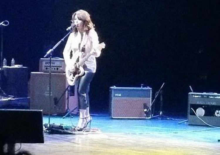 Carmen Consoli con la Fender rosa sul palco di Londra
