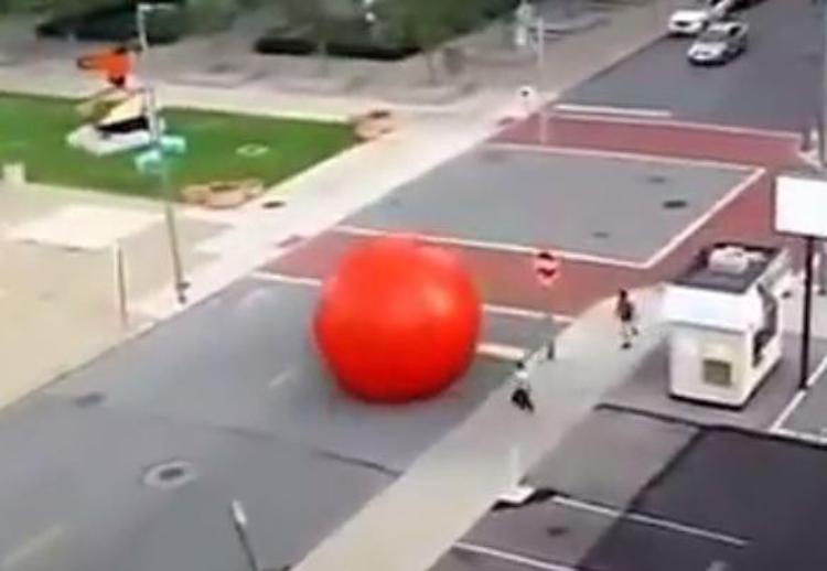 La palla gigante scappa dal museo, panico in strada/Video