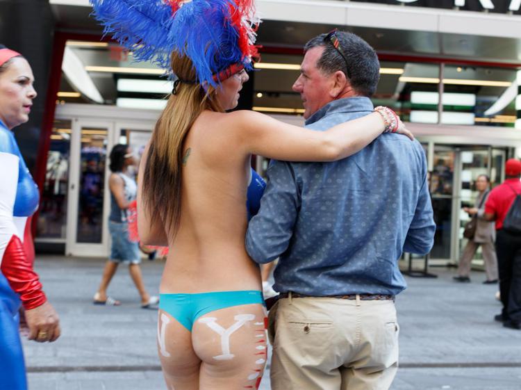 Una delle donne in topless a Times Square (foto Xinhua) - XINHUA