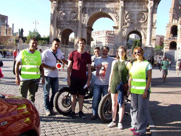 Roma: vigili sventano tentativo di borseggio al Colosseo