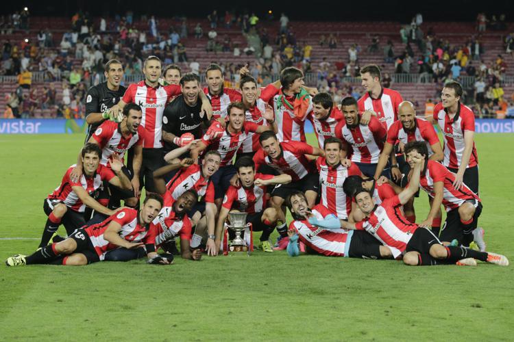 I giocatori dell'Athletic Bilbao festeggiano la vittoria della Supercoppa di Spagna al Camp Nou (foto Infophoto) - INFOPHOTO