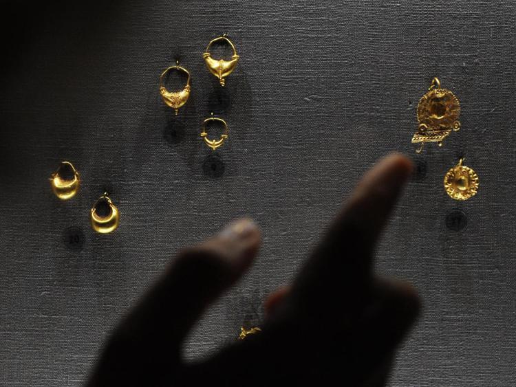 Orecchini in oro (Xinhua)