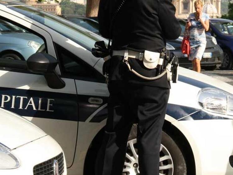 Roma, si scaglia con il coltello contro i vigili: arrestato