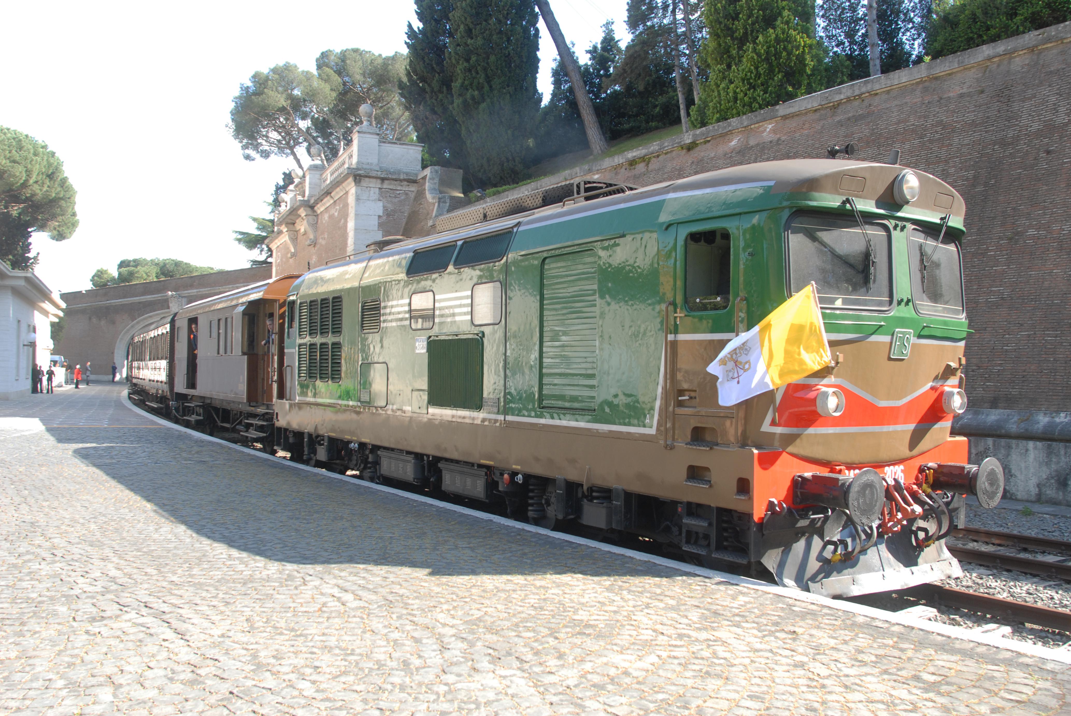 Locomotiva diesel D.343 manovra il treno storico Caritas Express organizzato per celebrare i 60 anni di attività della Caritas Internationalis (Foto Fs italiane)