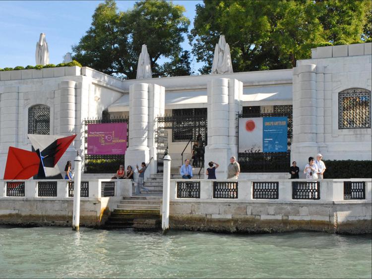 L'ingresso della Collezione Peggy Guggenheim sul Canal Grande a Venezia (Foto Wikimedia)