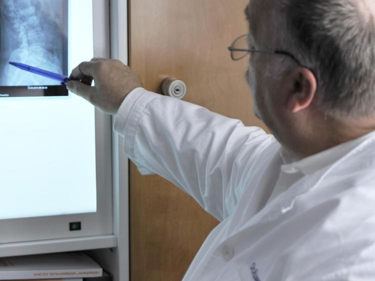Un medico con una radiografia (Infophoto)