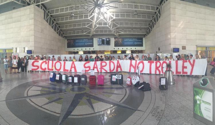 La protesta dei precari sardi all'aeroporto