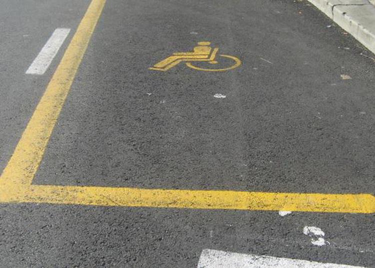 Il padre è morto da due anni ma lui continua a parcheggiare nel posto disabili