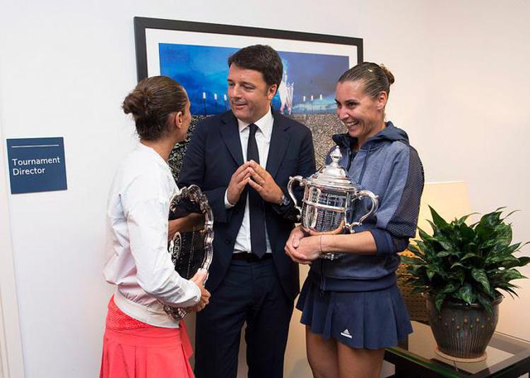 Matteo Renzi con Flavia Pennetta e Roberta Vinci (Presidenza del Consiglio)