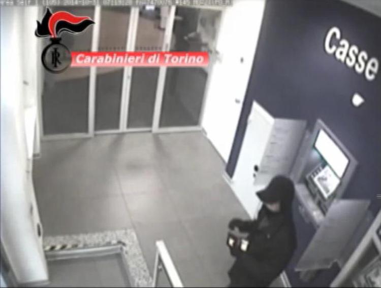 Torino, svuotavano bancomat con chiavi e codici segreti: presa banda