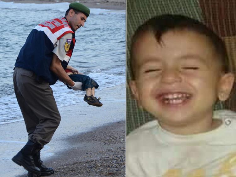 Il corpo di Aylan (Afp) e una foto del bimbo (da Twitter) - AFP