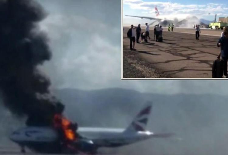 L'aereo prende fuoco, i passeggeri (inglesi) si fermano per recuperare il bagaglio a mano