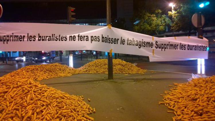 Dopo i farmaci le sigarette, in Francia tabaccai in piazza contro il 'pacchetto generico'