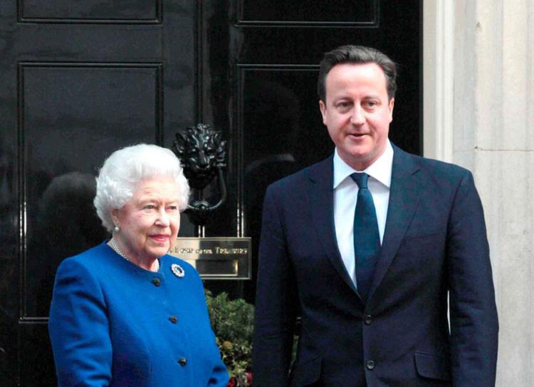 La regina Elisabetta II e il premier britannico, David Cameron, in uno scatto del 2012 (Foto Infophoto)