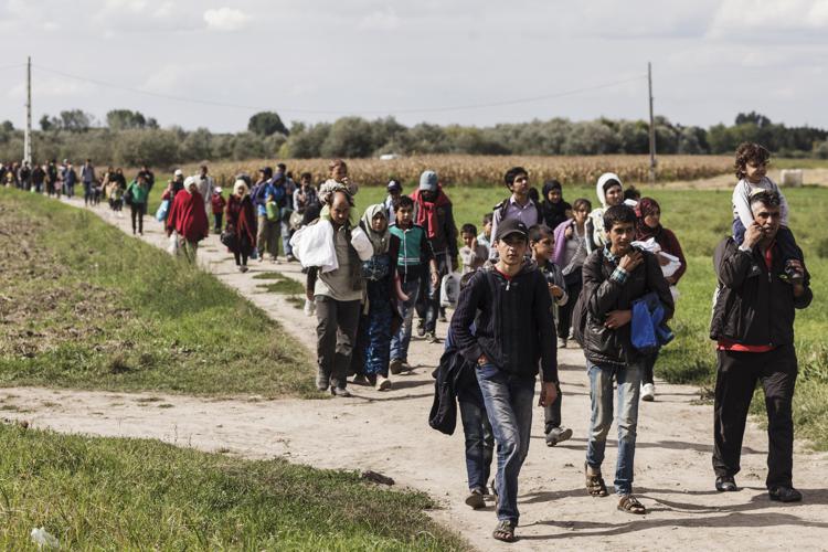 Migranti in marcia  attraversano l'Ungheria (Infophoto) - INFOPHOTO
