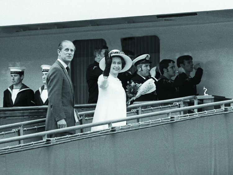 La regina Elisabetta II e il principe Filippo in uno scatto del 1978 in Germania (Foto Infophoto)