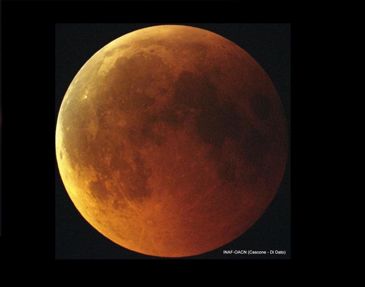 Eclissi totale di Luna (Enrico Cascone e Andrea Di Dato - INAF Osservatorio  Capodimonte)