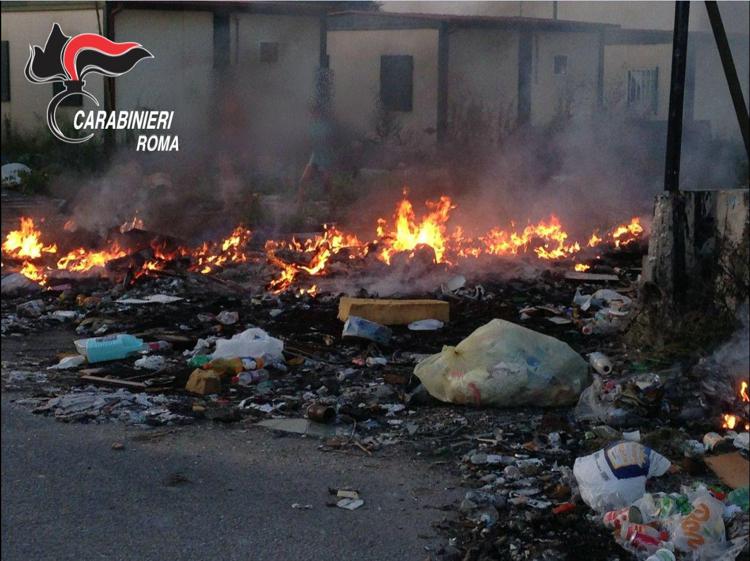 Roma: danno fuoco a rifiuti e cavi elettrici in campo nomadi, 2 arresti