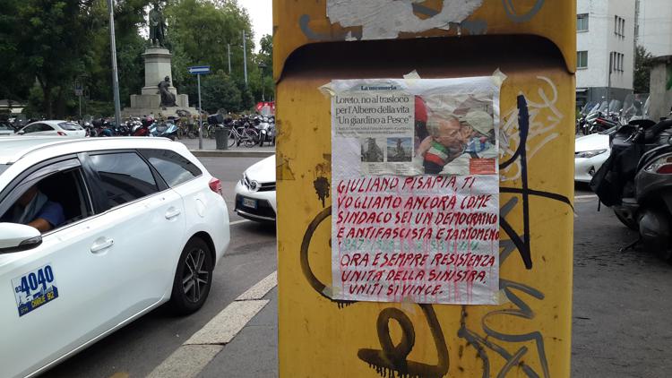 Una locandina è stata affissa sulla colonnina dei taxi in piazza Cavour a Milano