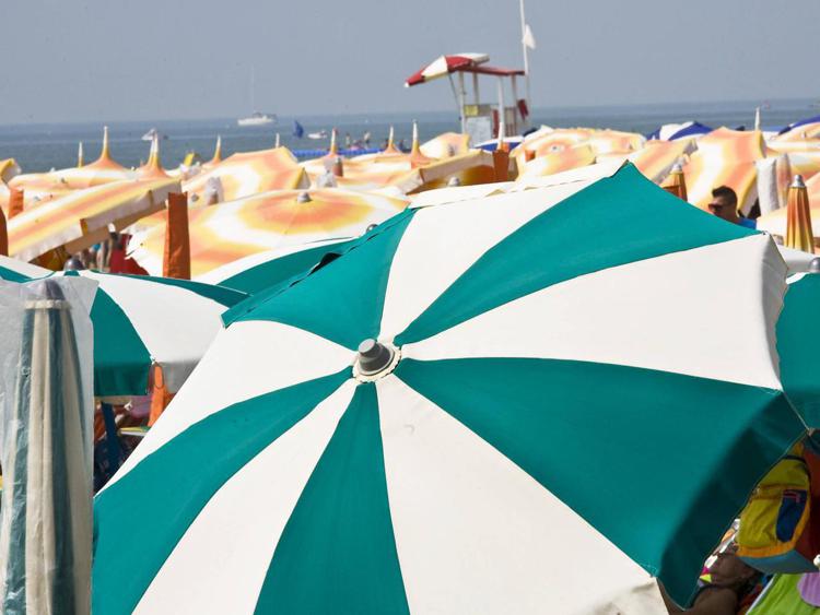 Ubriachi scambiano Ostia per spiaggia di nudisti: denunciati per atti osceni