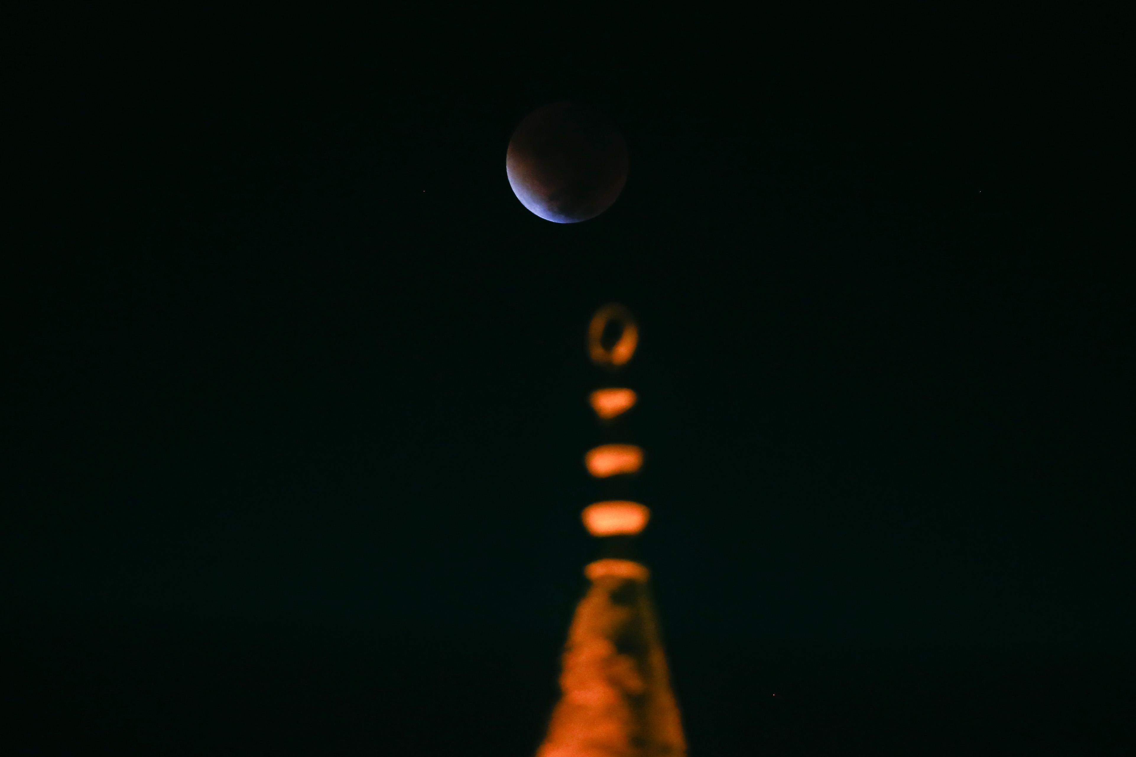 L'eclissi di luna vista da Il Cairo (foto Infophoto)