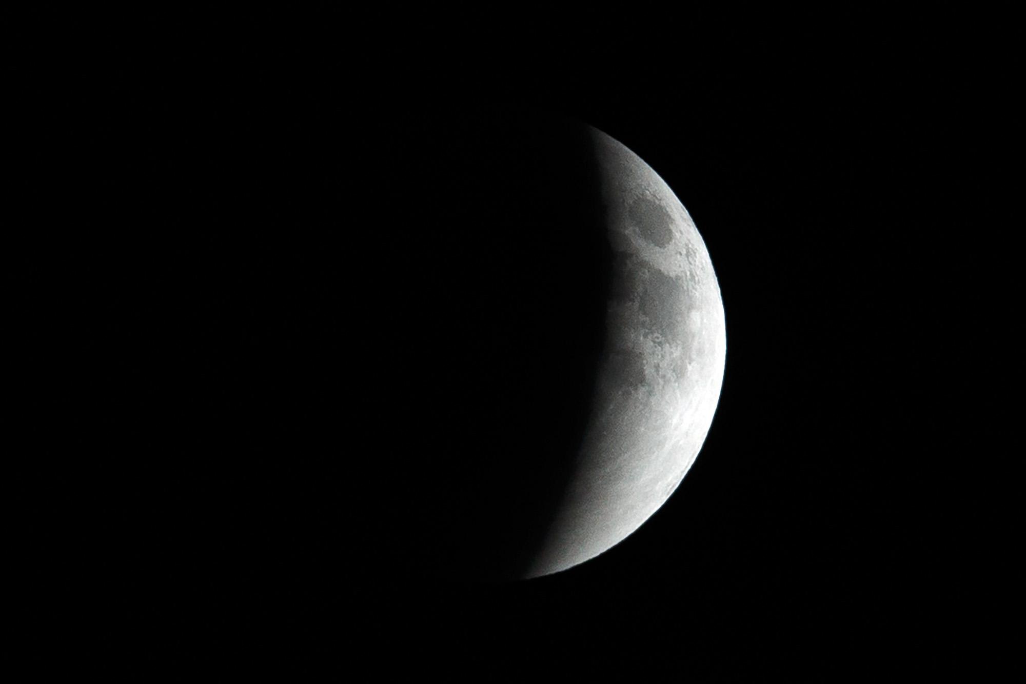 L'eclissi di luna vista a New York (foto Infophoto)