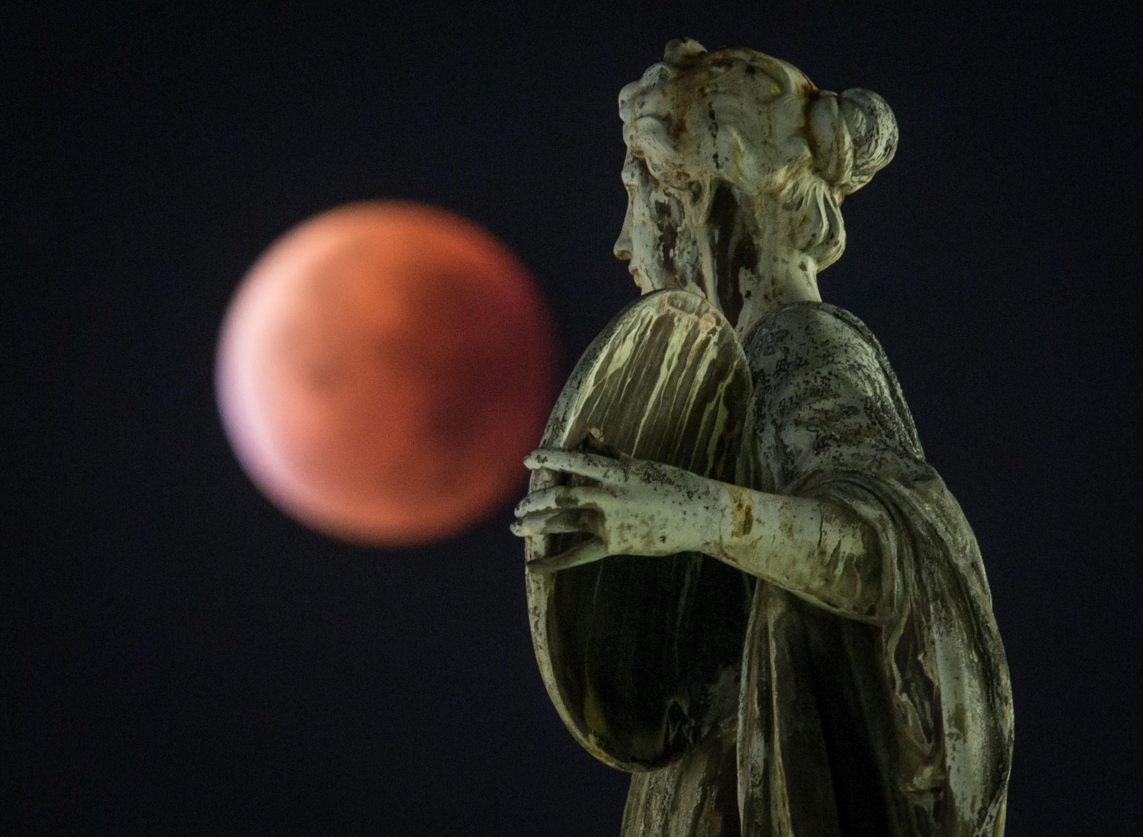 "Luna di sangue" a Francoforte sul Meno , Germania occidentale (AFP PHOTO / DPA / FRANK RUMPENHORST)