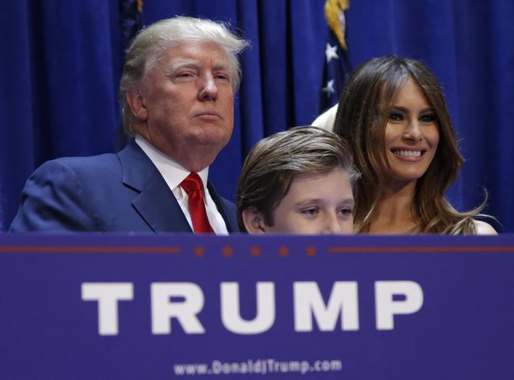 Donald Trump stands con la moglie Melania Trump e il figlio Barron Trump  - INFOPHOTO