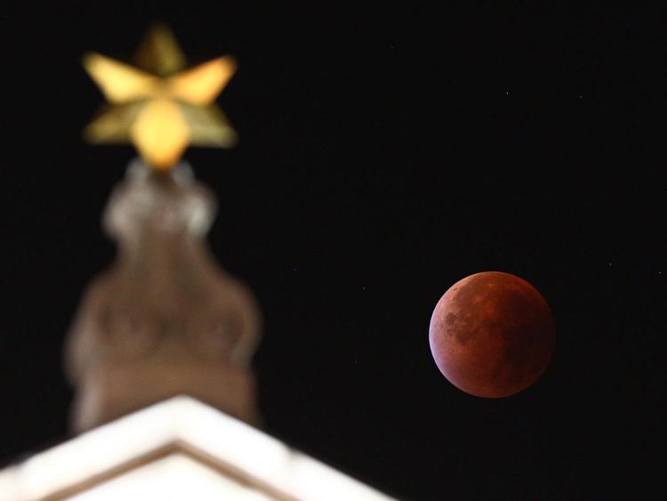 La 'Luna di Sangue' vista da Bruxelles (foto Infophoto) - INFOPHOTO