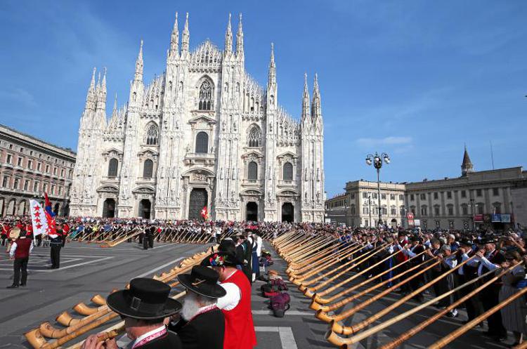 Il concerto in piazza Duomo  (swiss-image.ch/foto Andy Mettler) - corni alpini