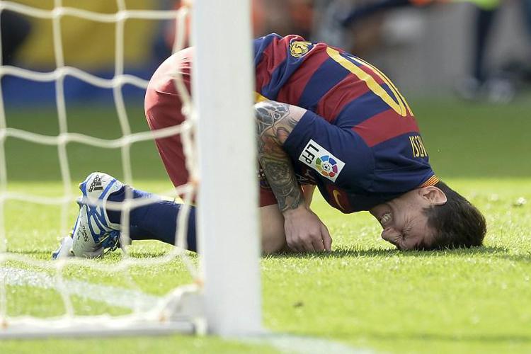 Leo Messi al tappeto (foto Afp) - AFP