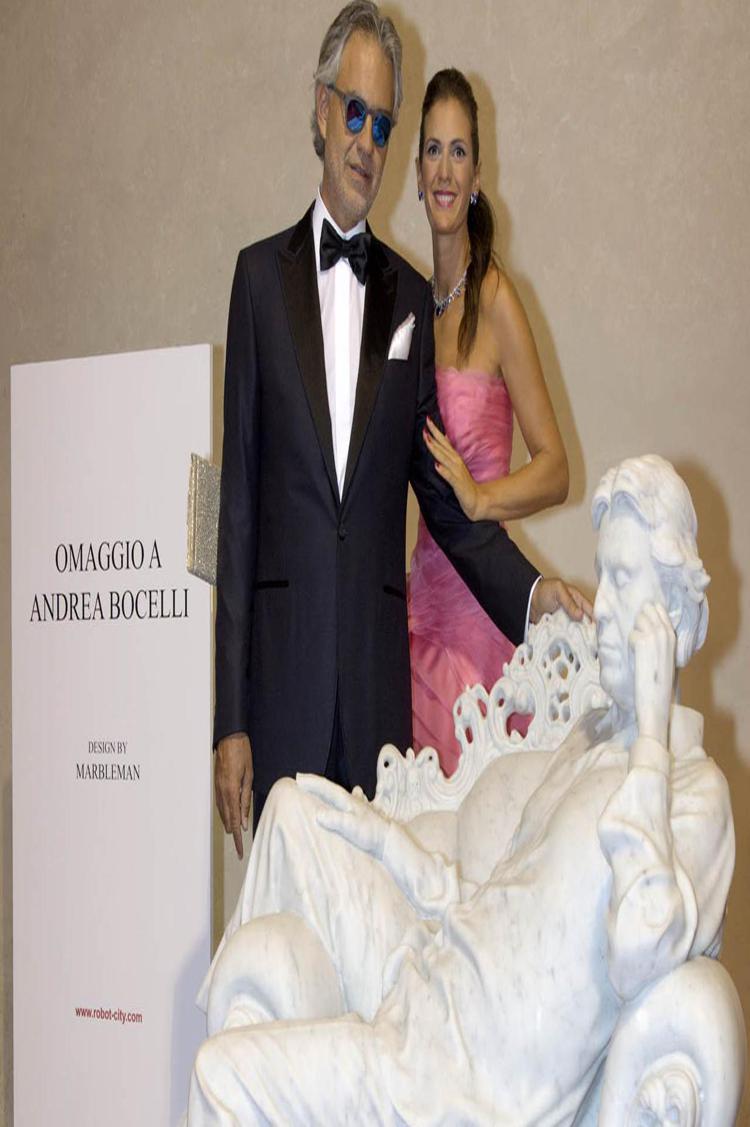 Andrea Bocelli e la sua versione  in marmo