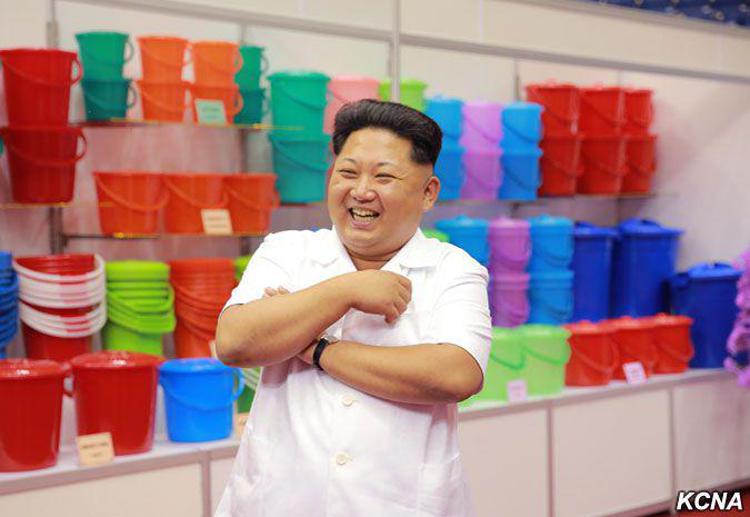 Tra pentole e passeggini, la 'rassicurante' propaganda di Kim Jong-un
