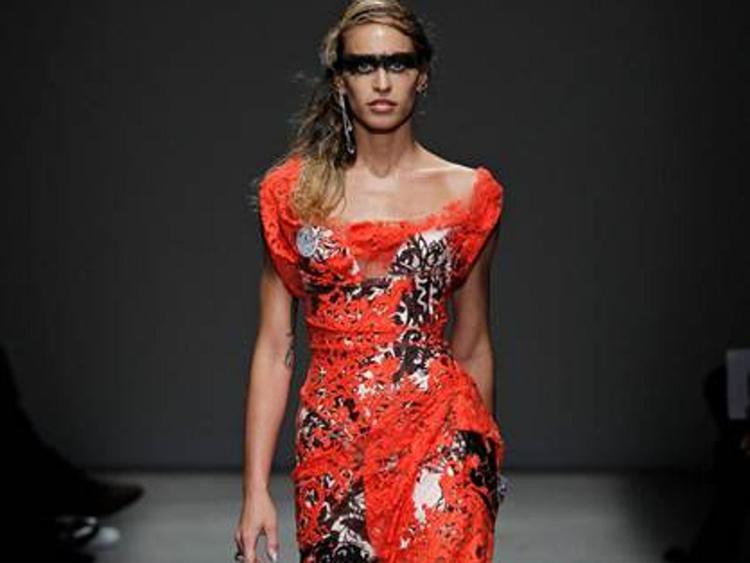 Una delle proposte di Vivienne Westwood Red Label durante la London Fashion Week per la primavera-estate 2016