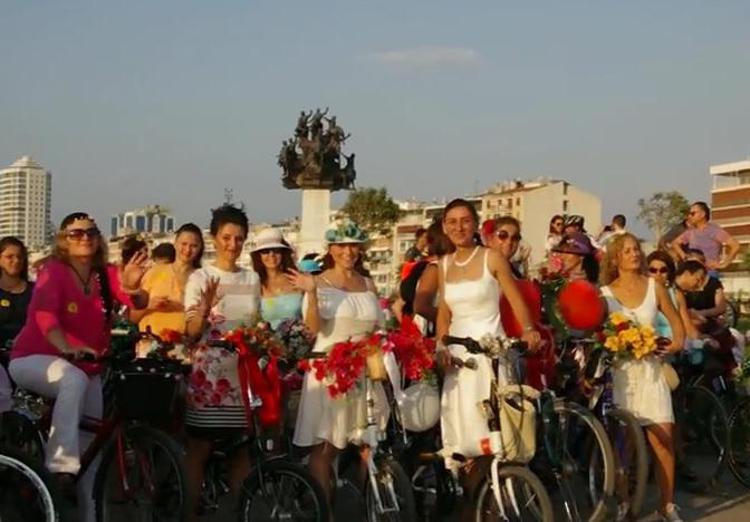 Le donne del 'Süslü Kadinlar Bisiklet Turu', il 'Giro in bicicletta delle donne agghindate' (Youtube/Bikeitalia)