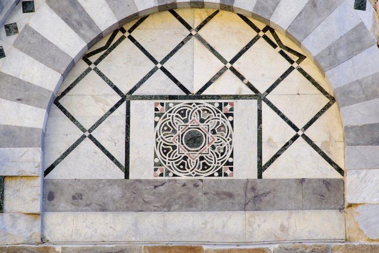 Scoperta la serie di Fibonacci sulla facciata di una chiesa di Pisa