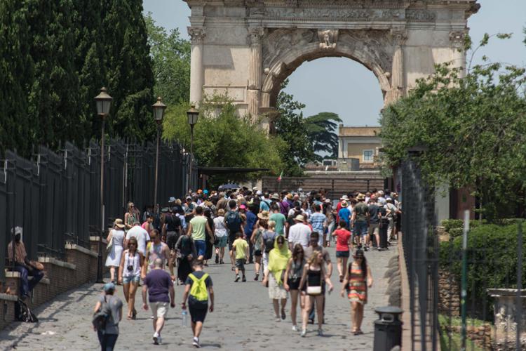 Turisti al Colosseo (Infophoto) - INFOPHOTO