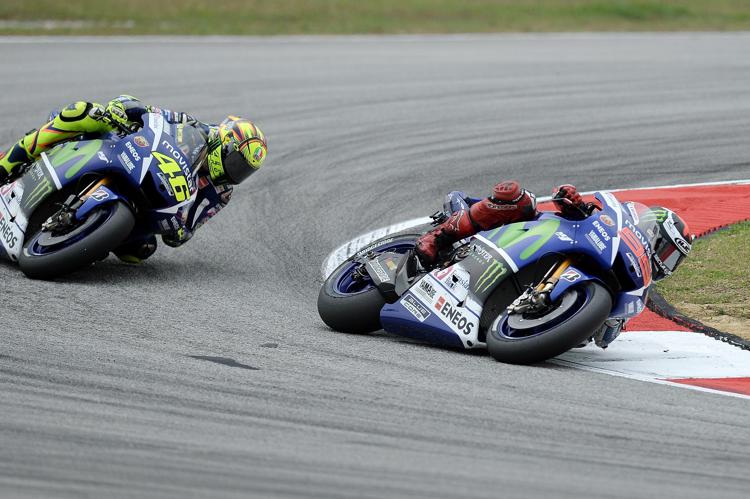 Un duello in pista fra Valentino Rossi e Jorge Lorenzo (Foto AFP) - AFP