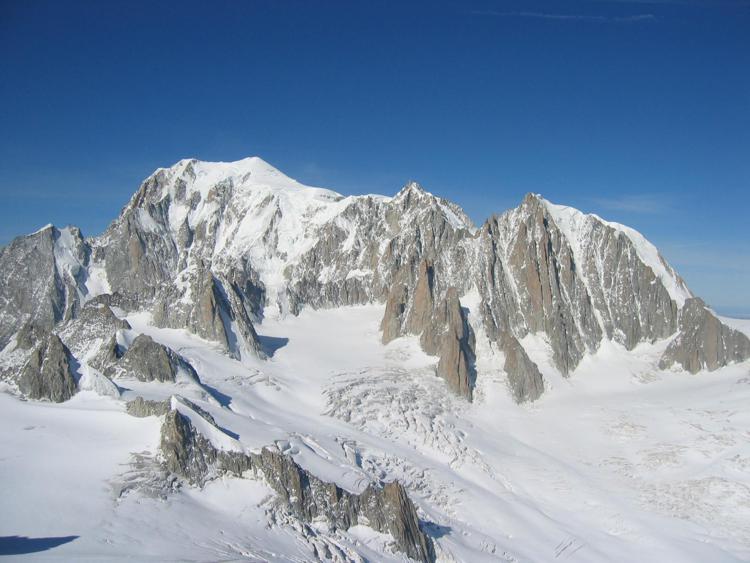 Il padre precipita e muore, 15enne resta aggrappato per una notte a parete del Monte Bianco