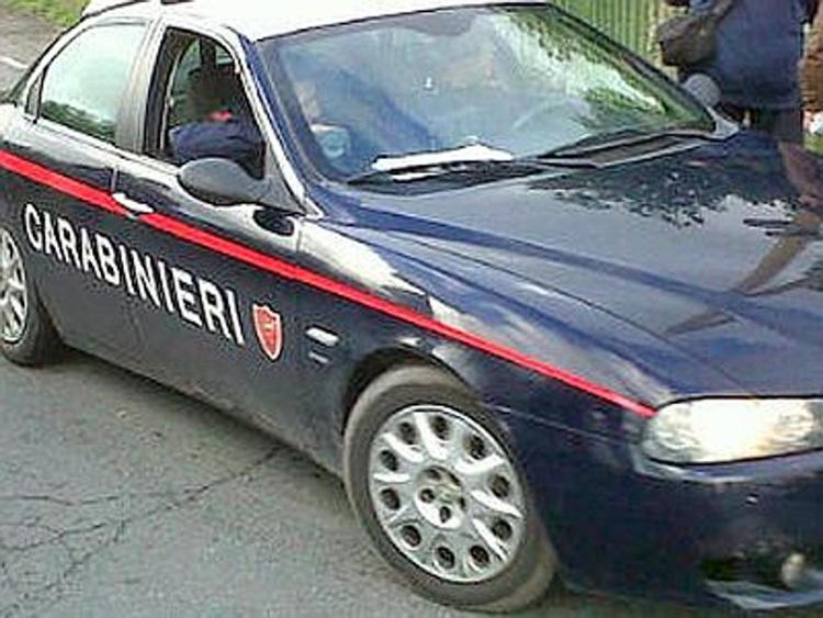 Lancia la droga dalla finestra, ma colpisce i carabinieri