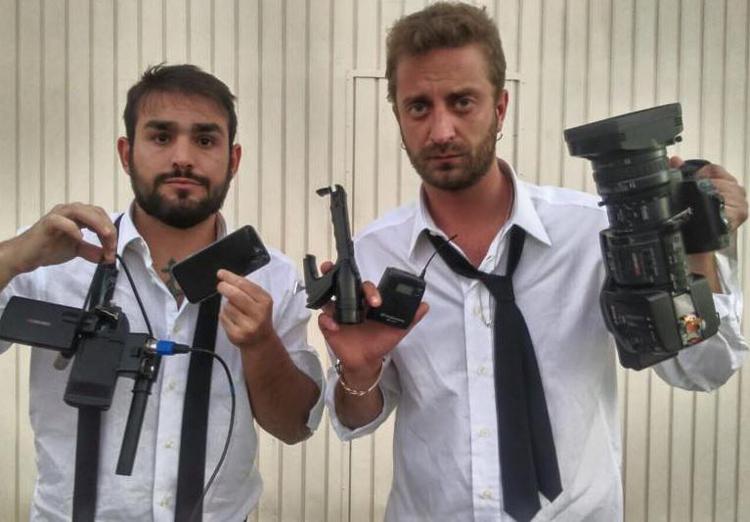 Stefano Corti e Alessandro Onnis  mostrano l'attrezzatura danneggiata (foto da Facebook)