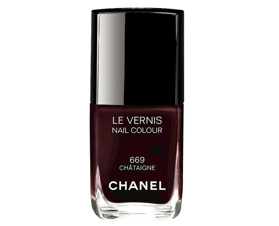 'Chataigne' di Chanel, limited edition e già sold out, è un colore fuori dal comune, freddo e profondo, ma capace di svelare alla luce golosi riflessi cioccolato