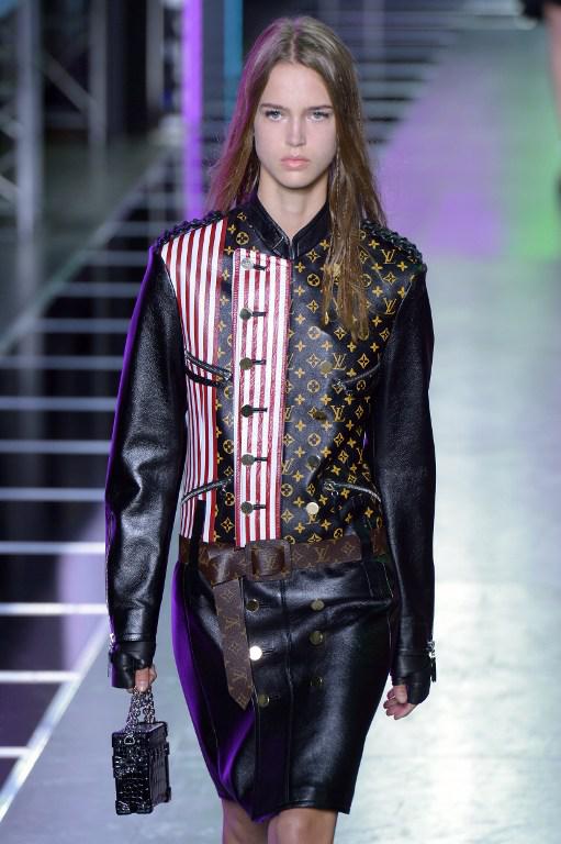 Il coat patchwork di Louis Vuitton per la Spring/Summer 2016 (foto Afp)