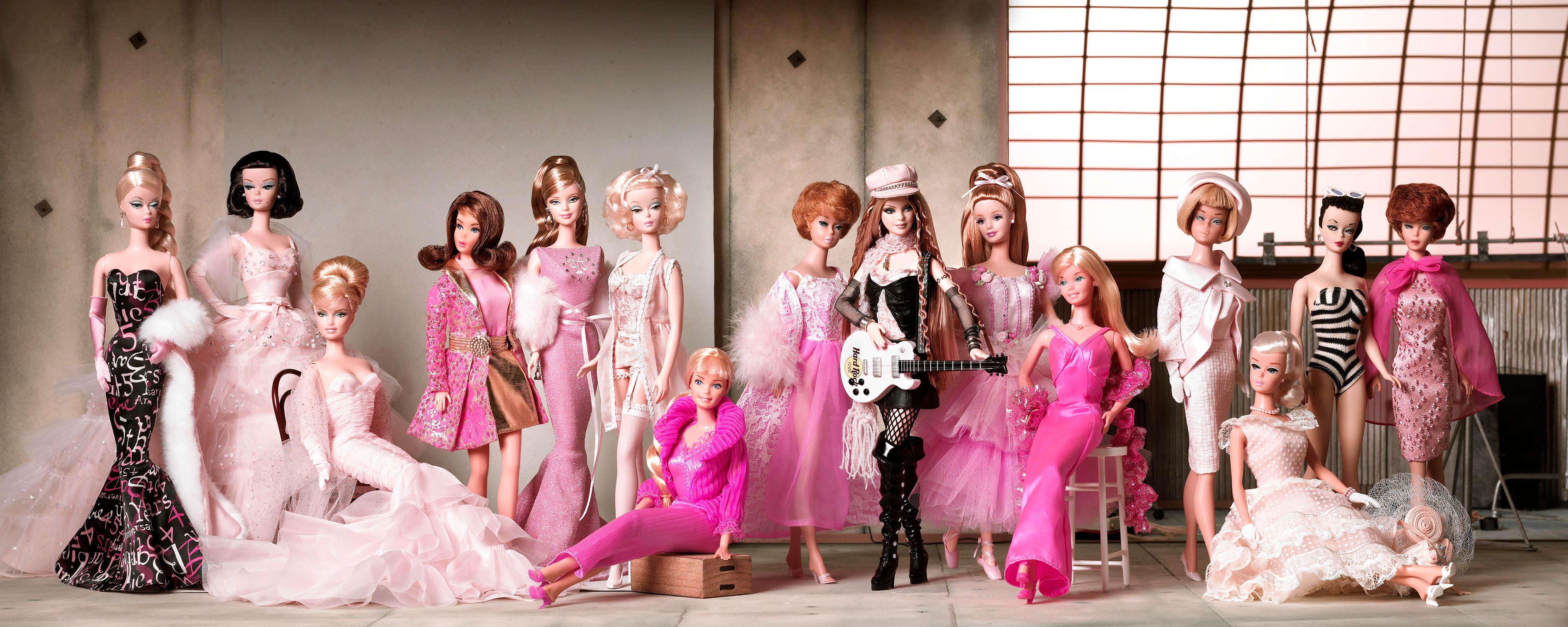 La storia di Barbie, qui in uno scatto per la linea Collectors, dal modello Teen Age Fashion Model Barbie Doll (1959) fino alla Hard Rock Cafe #2Barbie (2004). (foto ©Mattel Inc.)