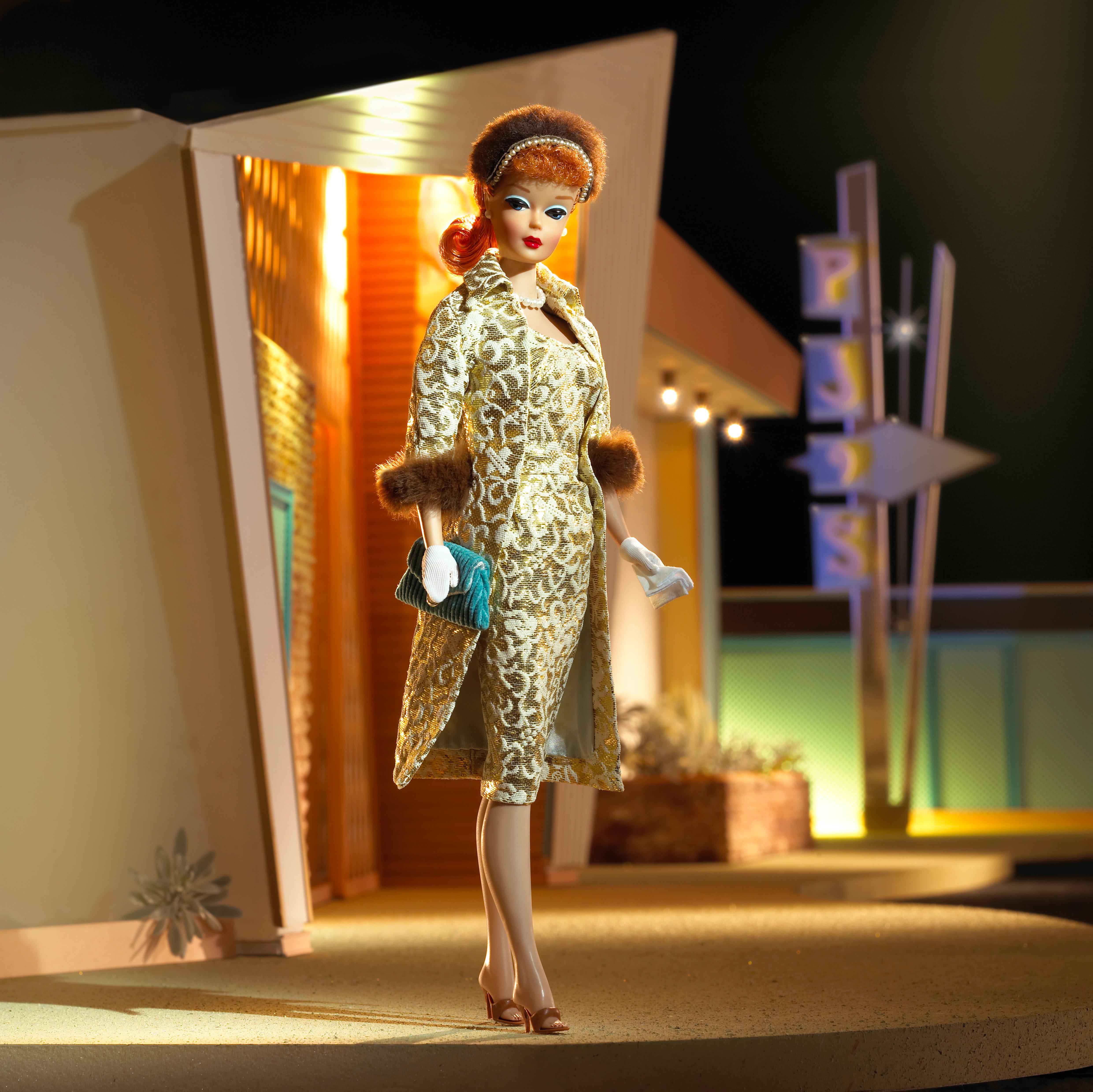Barbie indossa l'outifit 'Evening Splendour', (Collectors edition). L''Evening Splendour' (1959) è uno degli outfit più eleganti e ricercati del guardaroba di Barbie, qui immortalata in una riedizione per la linea 'Collectors' (foto ©Mattel Inc.)