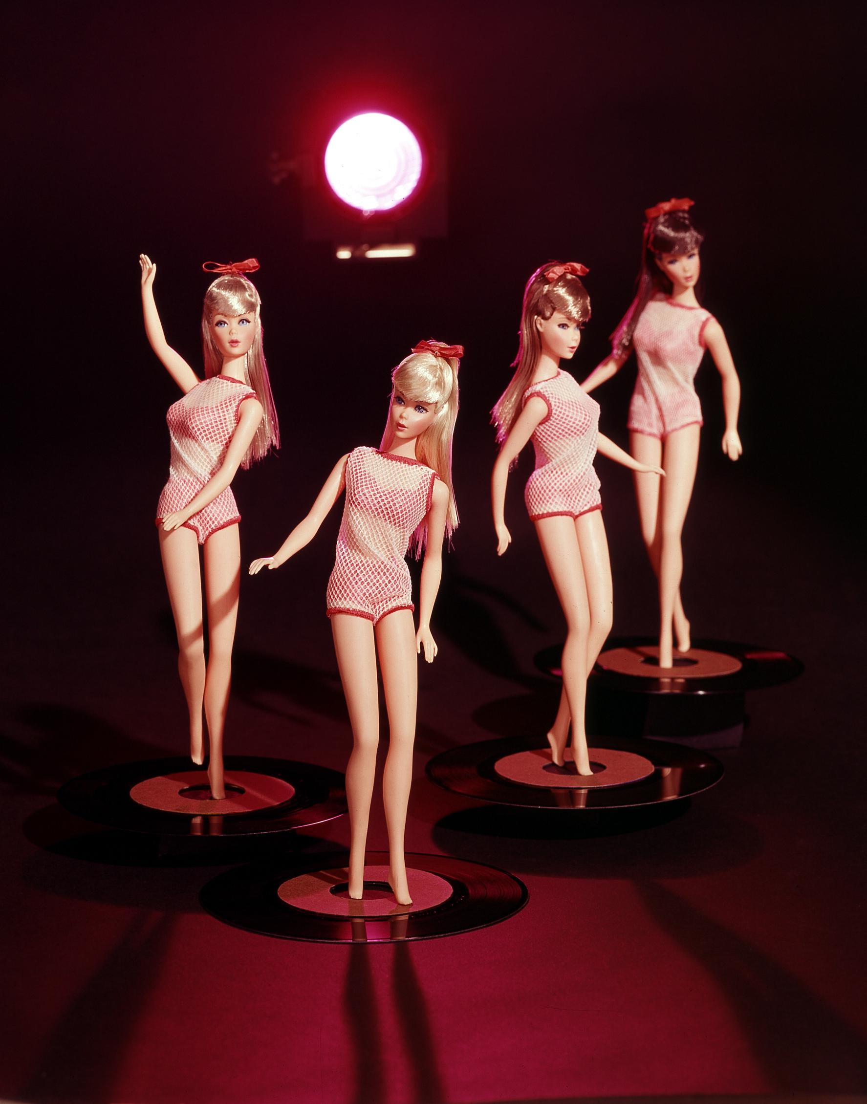 Barbie Twist'N'Turn appare nel 1967, con il busto ruotabile, il make up completamente cambiato, le ciglia in fibra sintetica applicate agli occhi, che diventano più grandi. I capelli si allungano e sono legati alla sommità del capo da un nastrino colorato. Barbie non è più identificabile con le Pin up americane o con le grandi dive di Hollyvood degli anni Cinquanta, bensì con le nuove icone britanniche della moda, da Jean Shrimpton a Twiggy (foto ©Mattel Inc.)