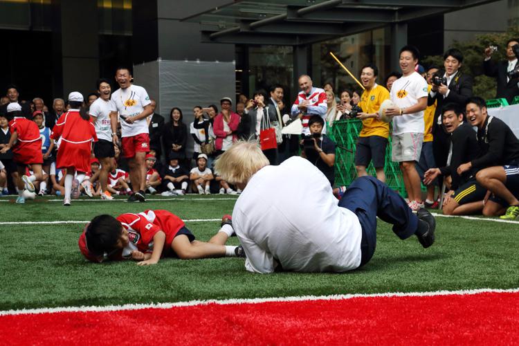 Boris Johnson atterra un bambino giocando a rugby (Afp)  - AFP