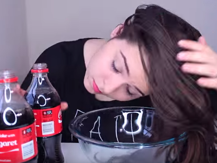 La blogger Ellko pronta a lavare i capelli con la Coca Cola