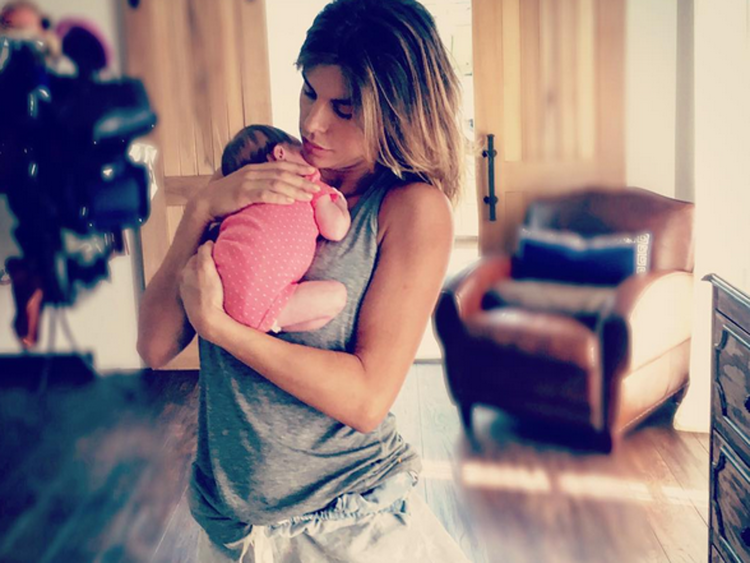 Elisabetta Canalis nella prima fotografia assieme a sua figlia Skyler Eva (foto dal suo profilo Instagram)