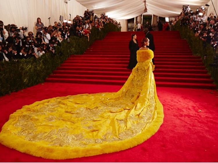 Rihanna lo scorso anno con l'abito frittata' all'inaugurazione dell'esposizione 'China Through the Looking Glass' al Met di New York (foto dal profilo Instagram di Rihanna) 